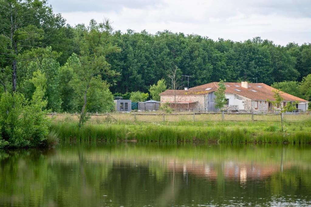 L'Evasion En Pierre Piscine Et Etang Prive Villa Sevremoine Екстериор снимка
